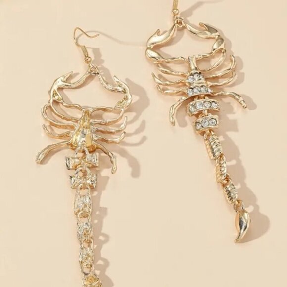 Scorpion Design Shiny Rhinestone Earrings (Color: Golden) - Picture 2 of 4